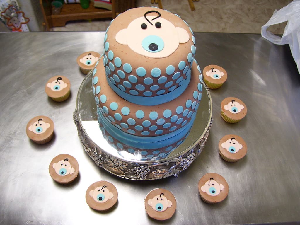 出産祝いのケーキとギフト